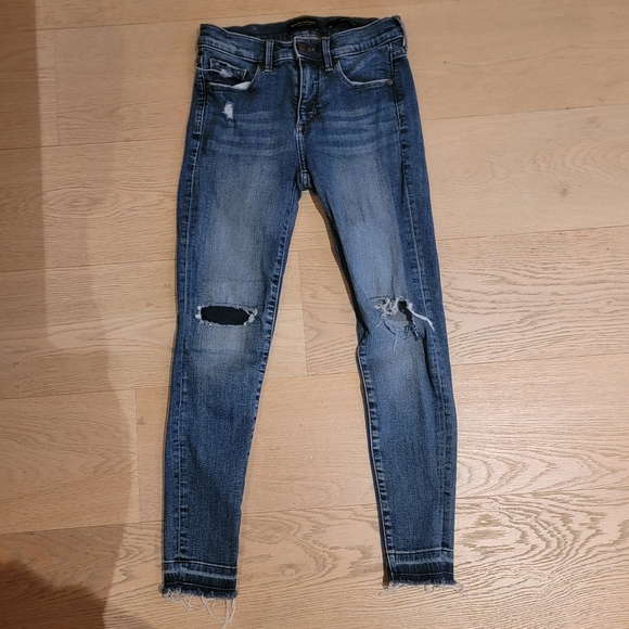 ❤️ BANANA REPUBLIC SKINNY RIPPED JEAN - Picture 1 of 4